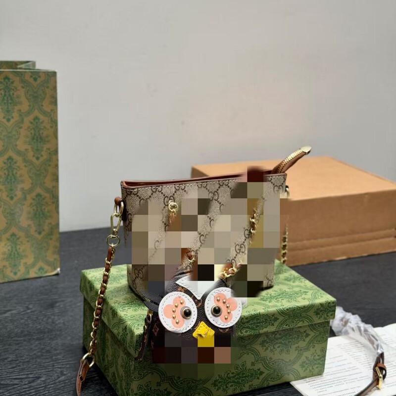 Gucci's New Basket Bag with Coin Purse Pendant, Simple and Versatile, with a High-End Monogram Design Gucci's New Basket Bag with Coin Purse Pendant, Simple and Versatile, with a High-End Monogram Design