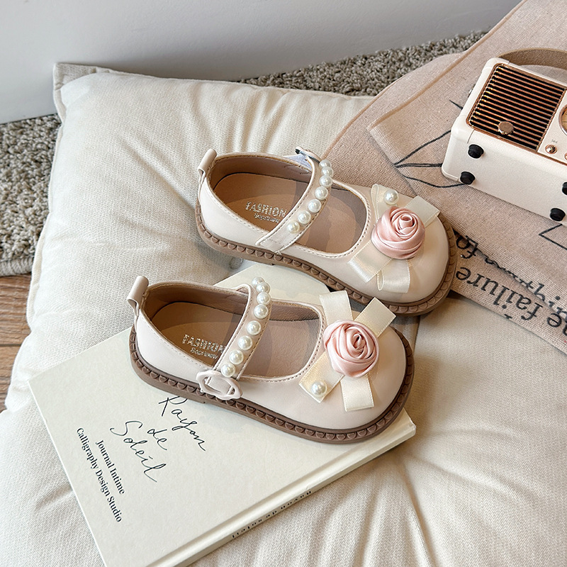 Zapatos de cuero para niñas 2024 otoño nuevas flores de moda zapatos de suela blanda para niños zapatos de princesa de perlas de estilo occidental para niñas image 3