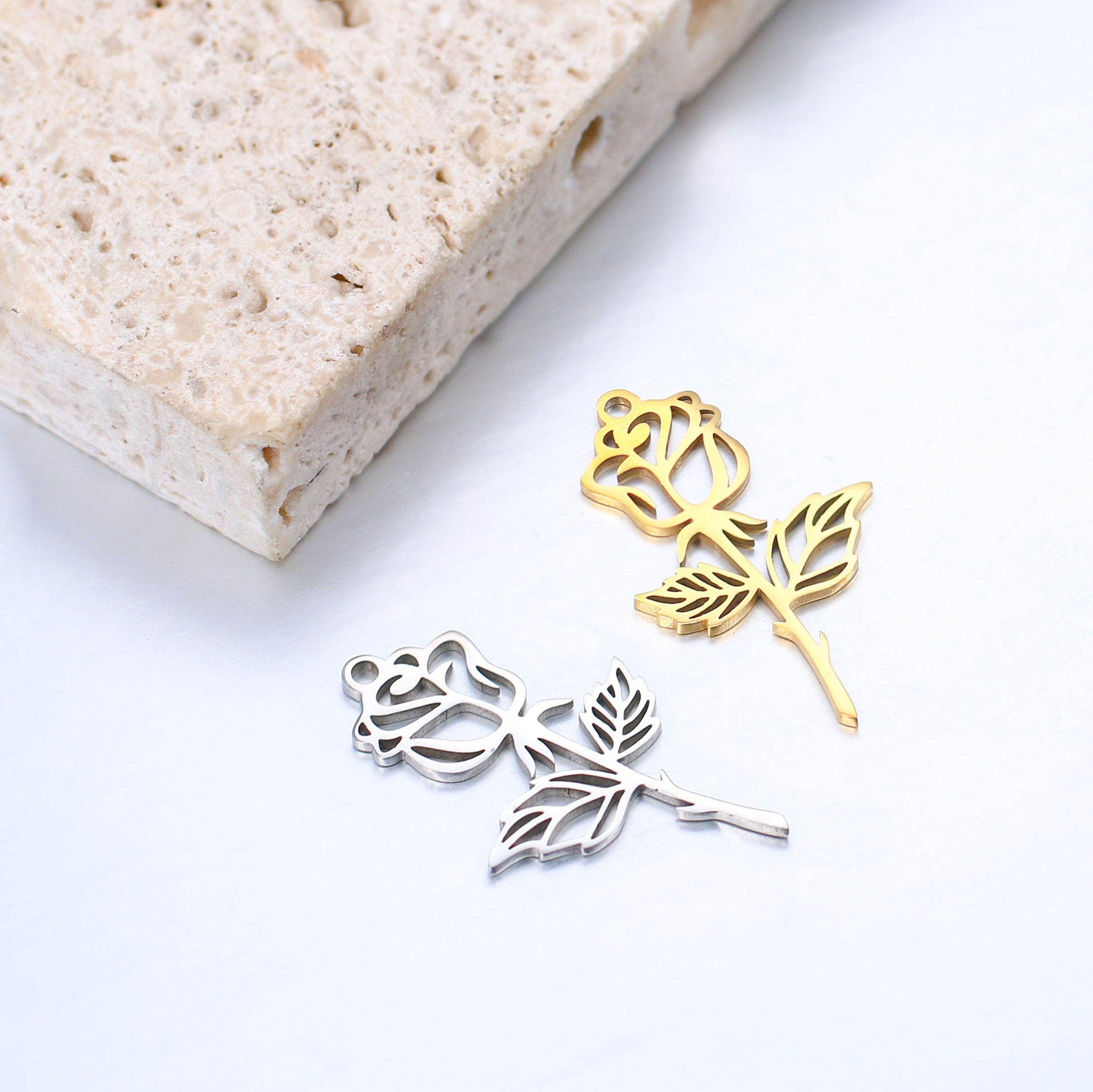 DOOYIO 5 stücke Edelstahl Laser Geschnitzte Floral Blume Colliers Anhänger Klassische Rose Halsketten Charme für Frauen DIY Schmuck Geschenke – Detail 6