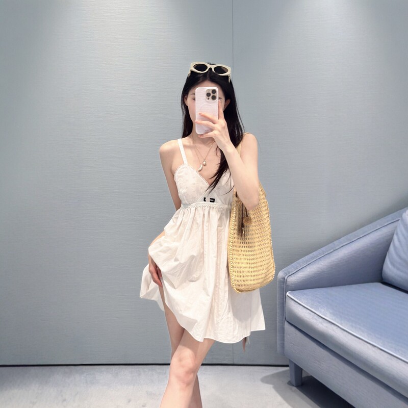 Miu-style blended fabric white moonlight camisole dress, new summer V-neck hollow A-line short dress for women, pure and alluring style