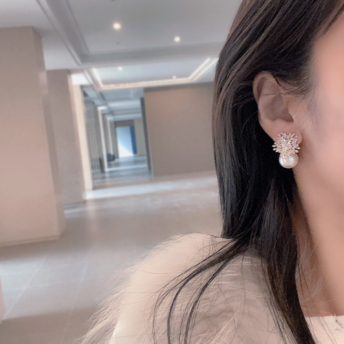 Attractive and high-end snowflake zircon pearl earrings S925 silver needle super flash temperament light luxury earrings for women 33396