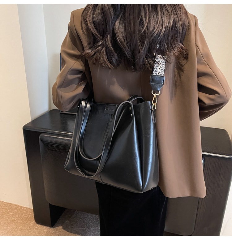 European and American retro large-capacity commuter tote bag 2024 new portable shoulder bag, textured wide shoulder strap messenger bag_voghion.com