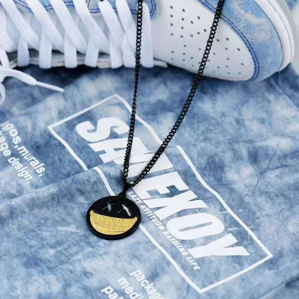 Collana da uomo alla moda con volto sorridente del marchio FDK, rotonda, con personalità versatile, ciondolo per studenti maschi e femmine, da strada_voghion.com