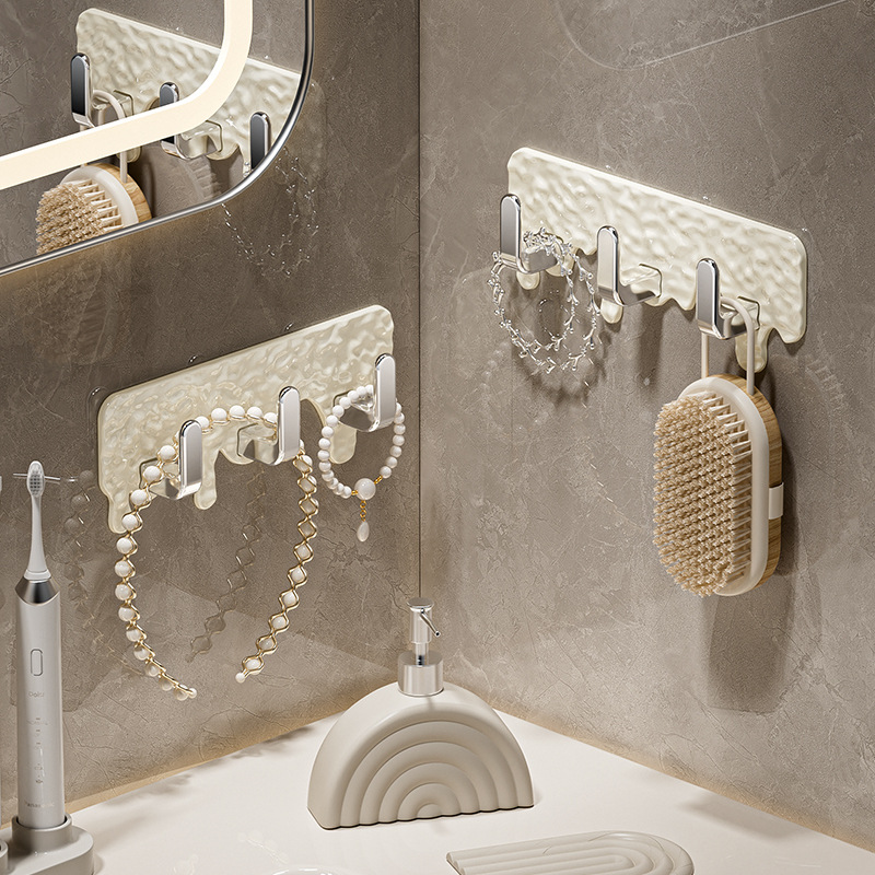 Gancho de tres enlaces sin perforación de estilo crema, gancho para ropa de pared de baño de adhesivo fuerte y sin costuras con gancho para almacenamiento de artículos diversos
