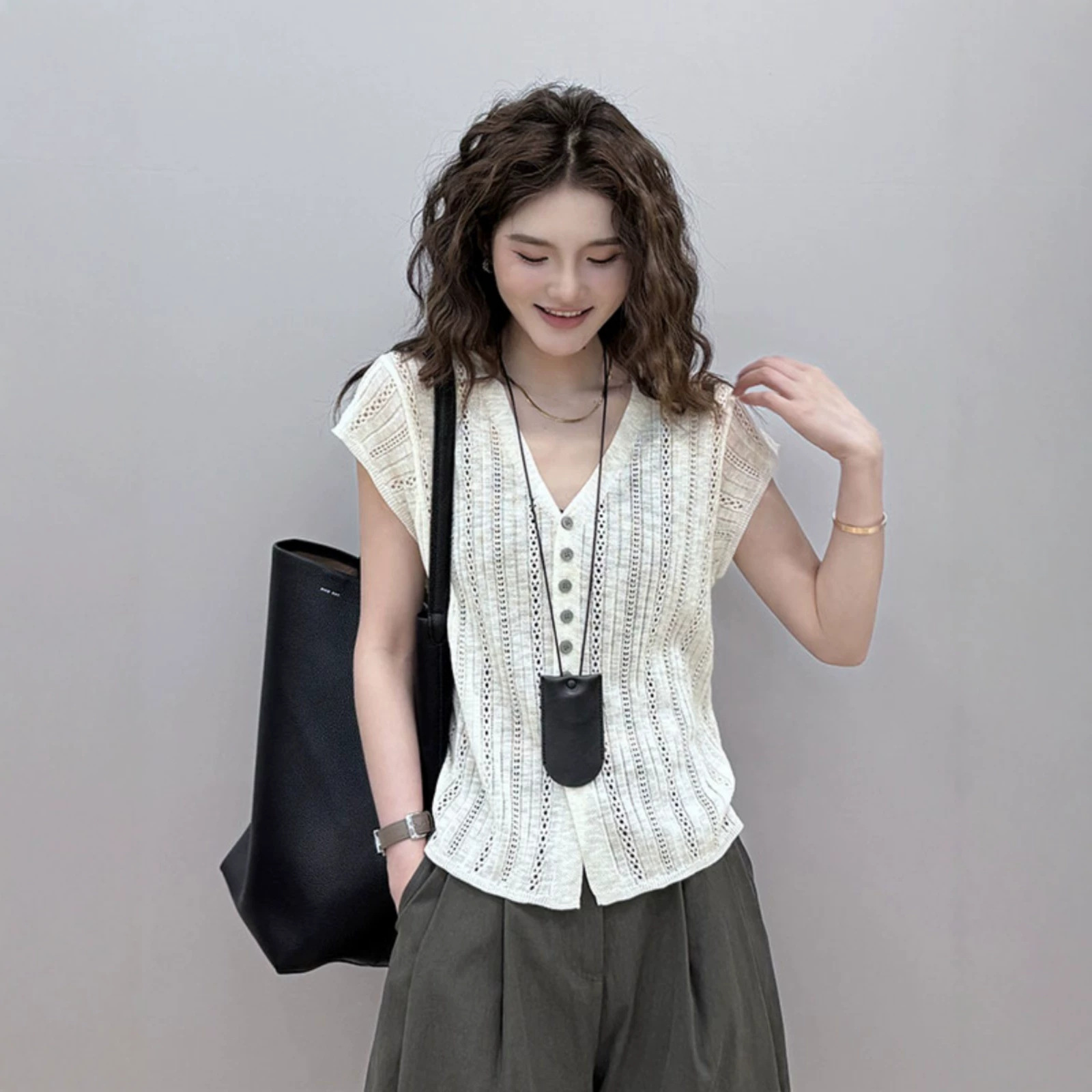 Áo len cổ chữ V tay ngắn họa tiết rỗng thời thượng — màu đen chi tiết 1