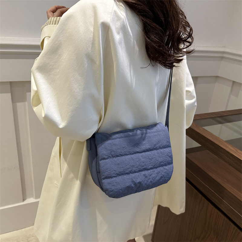 Bolso cuadrado pequeño simple casual diario Versión coreana del diseño de personalidad ligero de primavera popular bolso cuadrado pequeño de mensajero de un solo hombro