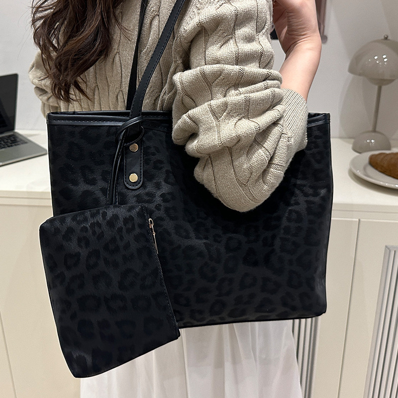 Fashionable and Versatile Leopard Print Tote Bag for Women 2025 New Work Commuter Armpit Bag Korean Style Large Capacity Shoulder Bag for Women Fashionable and Versatile Leopard Print Tote Bag for Women 2025 New Work Commuter Armpit Bag Korean Style Large Capacity Shoulder Bag for Women
