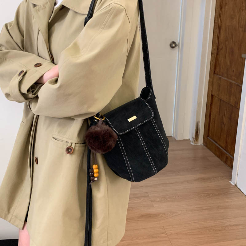 Bolsa de calabaza bolso de balde bolso de mujer 2025 nuevo invierno de alta calidad sensación de viaje universal bolso de hombro retro bolso de mochila