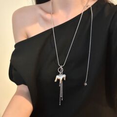 潇洒小马吊坠流苏抽拉项链女高级感轻奢小众蛇骨2025年新款毛衣链