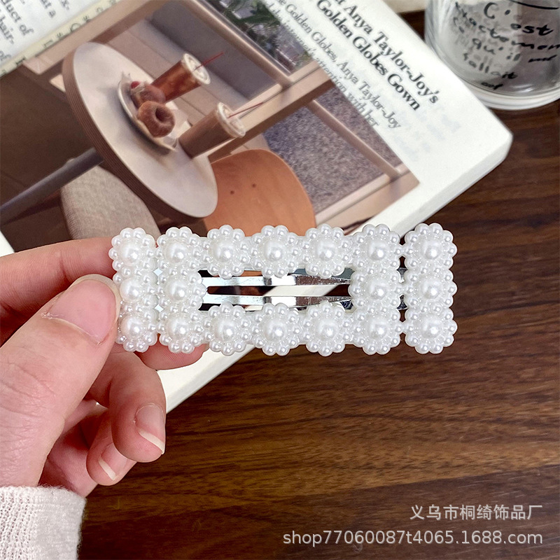 속이 빈 꽃무늬 클립