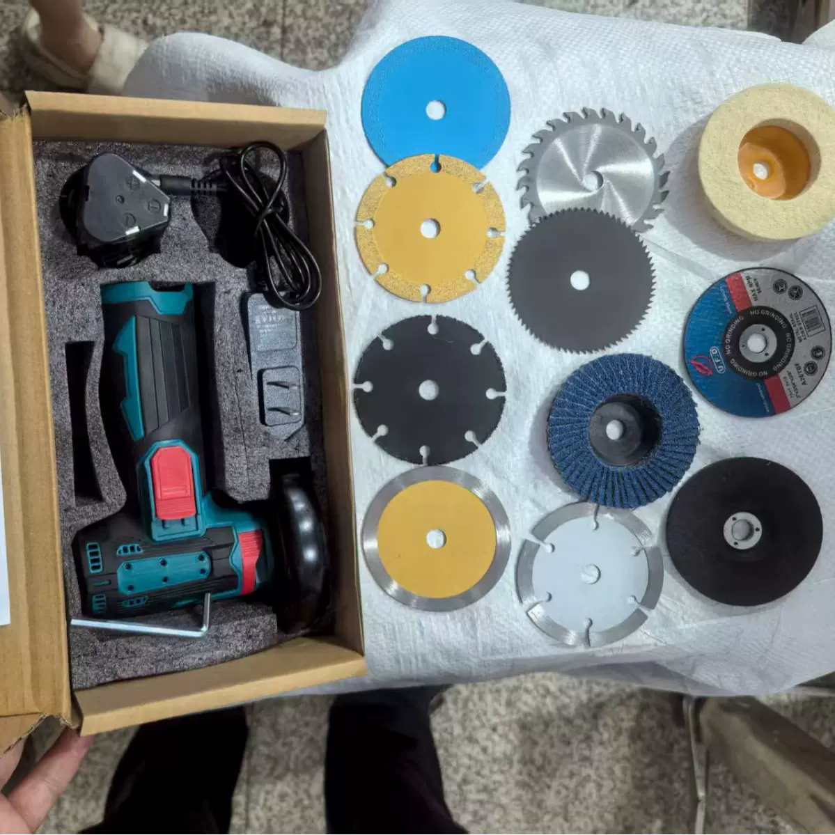 迷你角磨机锂电池充电式家用切割机配套小型便携磨光机打磨抛光机