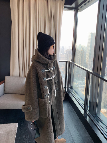 Xiaoyao's same style winter horn button shearling fur coat for young people thick sheep shearing grain lamb hair women's mid-length style