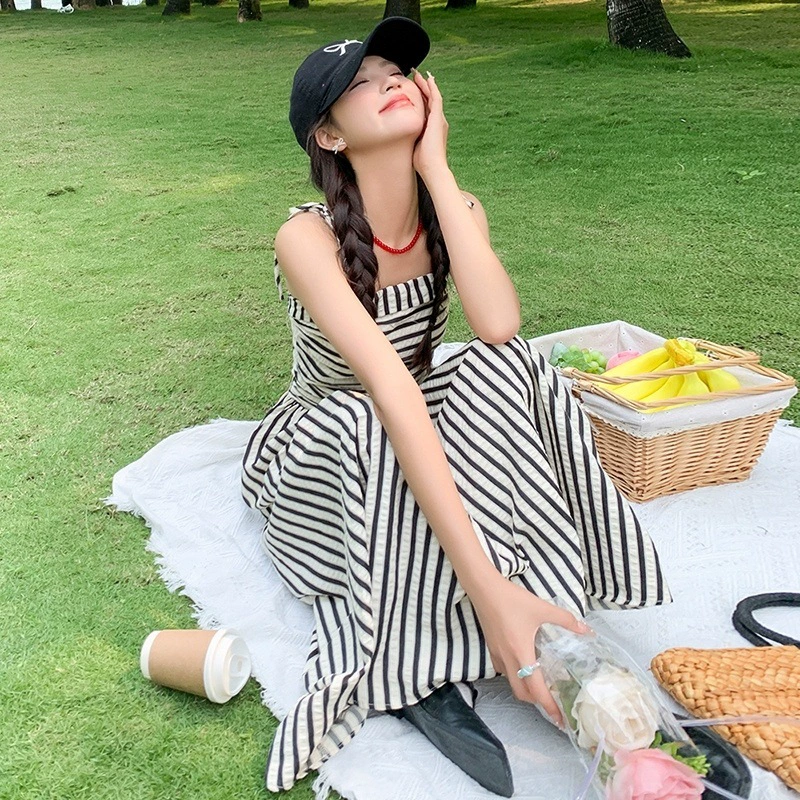 Черно-белое полосатое платье на бретелях, лето 2025, новое корейское ретро-платье, уменьшающее возраст, шикарное утягивающее длинное платье-жилет