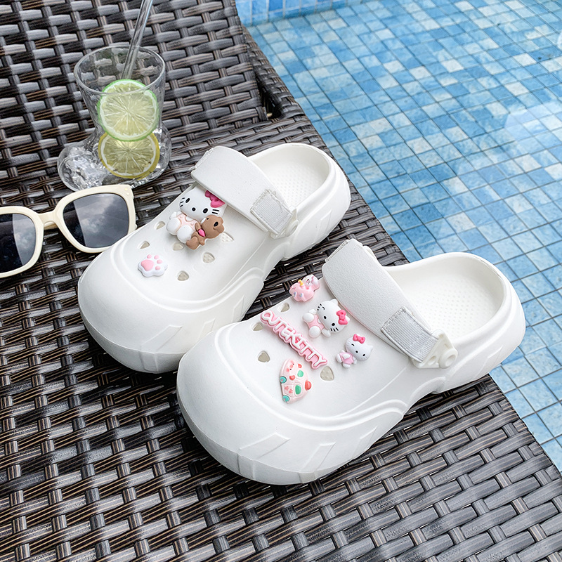 Zapatos con agujeros ropa exterior de mujer primavera y verano 2025 nuevo estilo todo en uno aumento playa antideslizante Baotou lindo media pantufla mujer