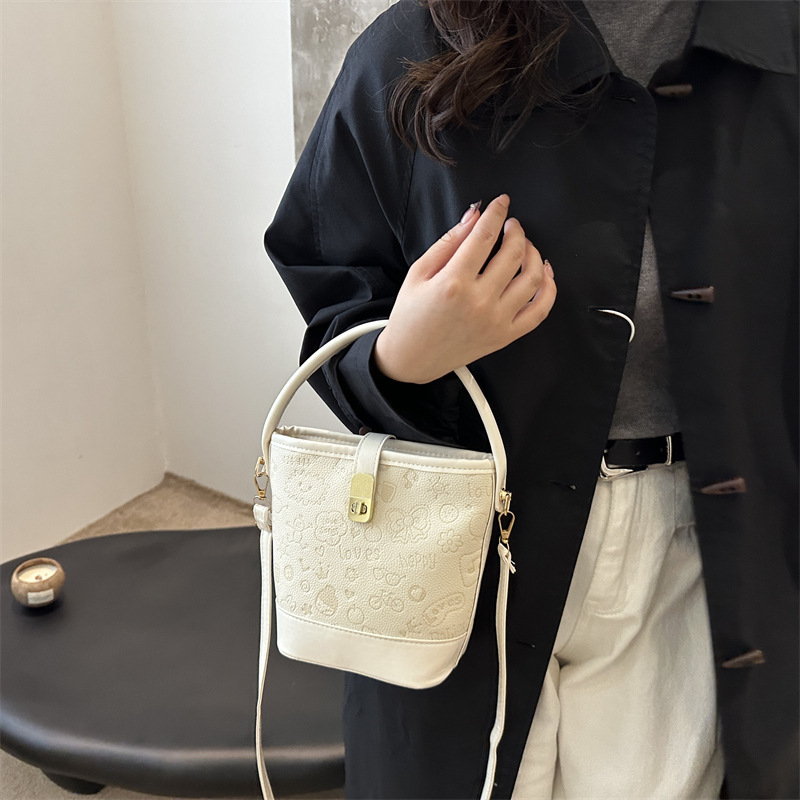 Otoño e invierno nuevo bolso de mujer 2024 moda caricatura bolso de cubo de mano versátil estilo extranjero mochila de viaje