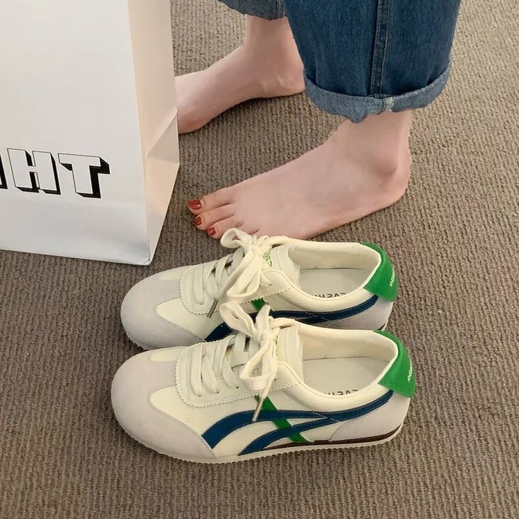 Las celebridades de Internet son delgadas y casuales, los zapatos blancos de cuero plano de entrenamiento alemán, las nuevas zapatillas antideslizantes de fondo suave de todo fósforo de verano 2025 para mujer