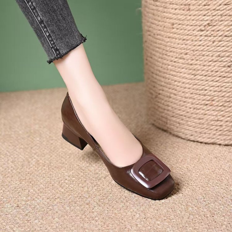 2025春秋季新款皮鞋舒适中年妈妈鞋洋气软底方扣中跟浅口单鞋女鞋