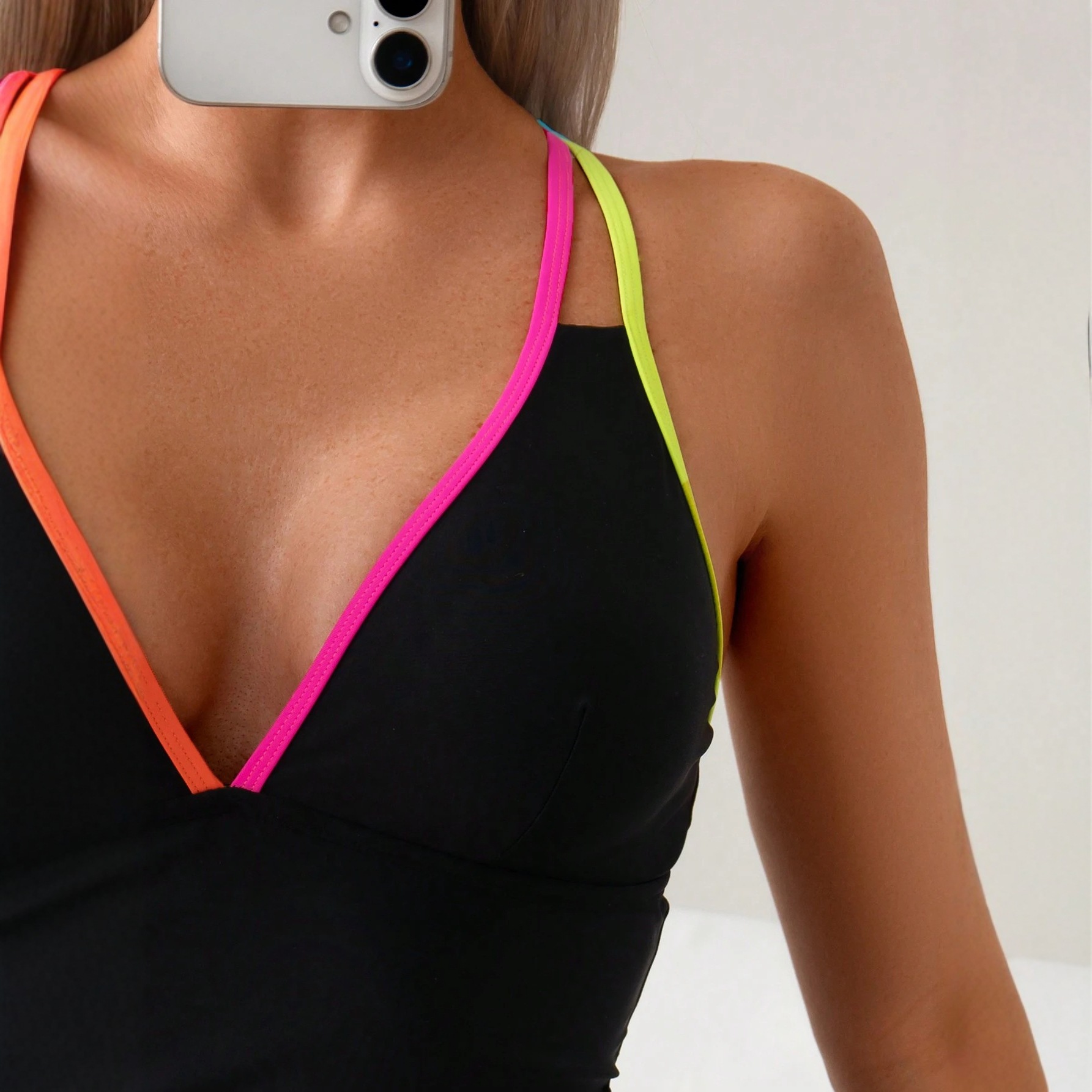 Konservativer Damen-Einteiler mit Farbblockmuster, gekreuztem Bikini-Bikini-Ausschnitt, sexy Triangel-Strandmode im europäischen und amerikanischen Stil, 2025_voghion.com