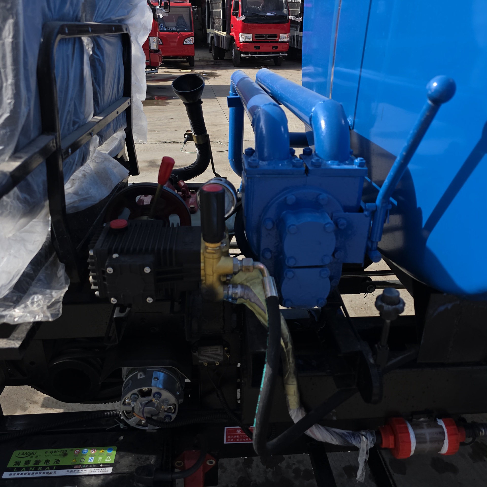 Diesel-powered three-wheel fog cannon dust-suppression and water-spraying vehicle for construction site dust control, road washing, and landscaping spraying, multi-functional sanitation vehicle
