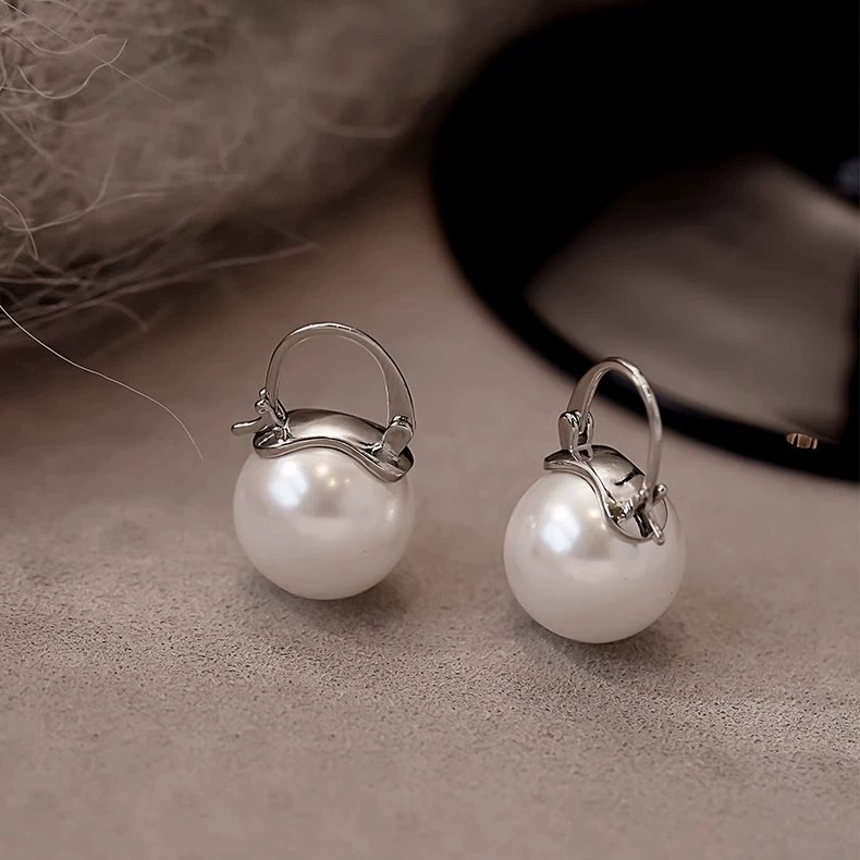 Retro small design earrings from pearl, French retro style, high-quality style, light luxury style