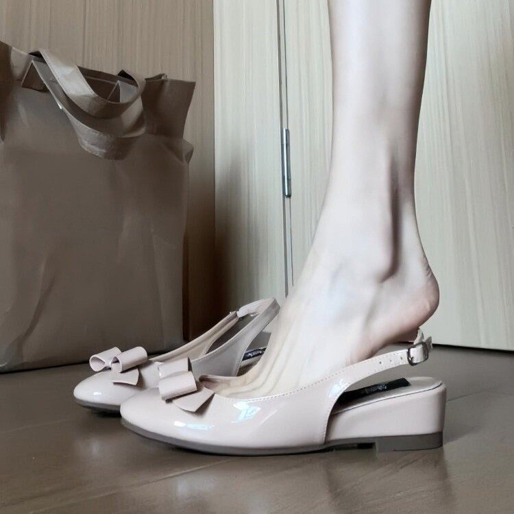 Sandalias de arco suave de estilo francés para mujeres verano de 2026 nuevos zapatos de piel lacada de talón grueso temperamento universal