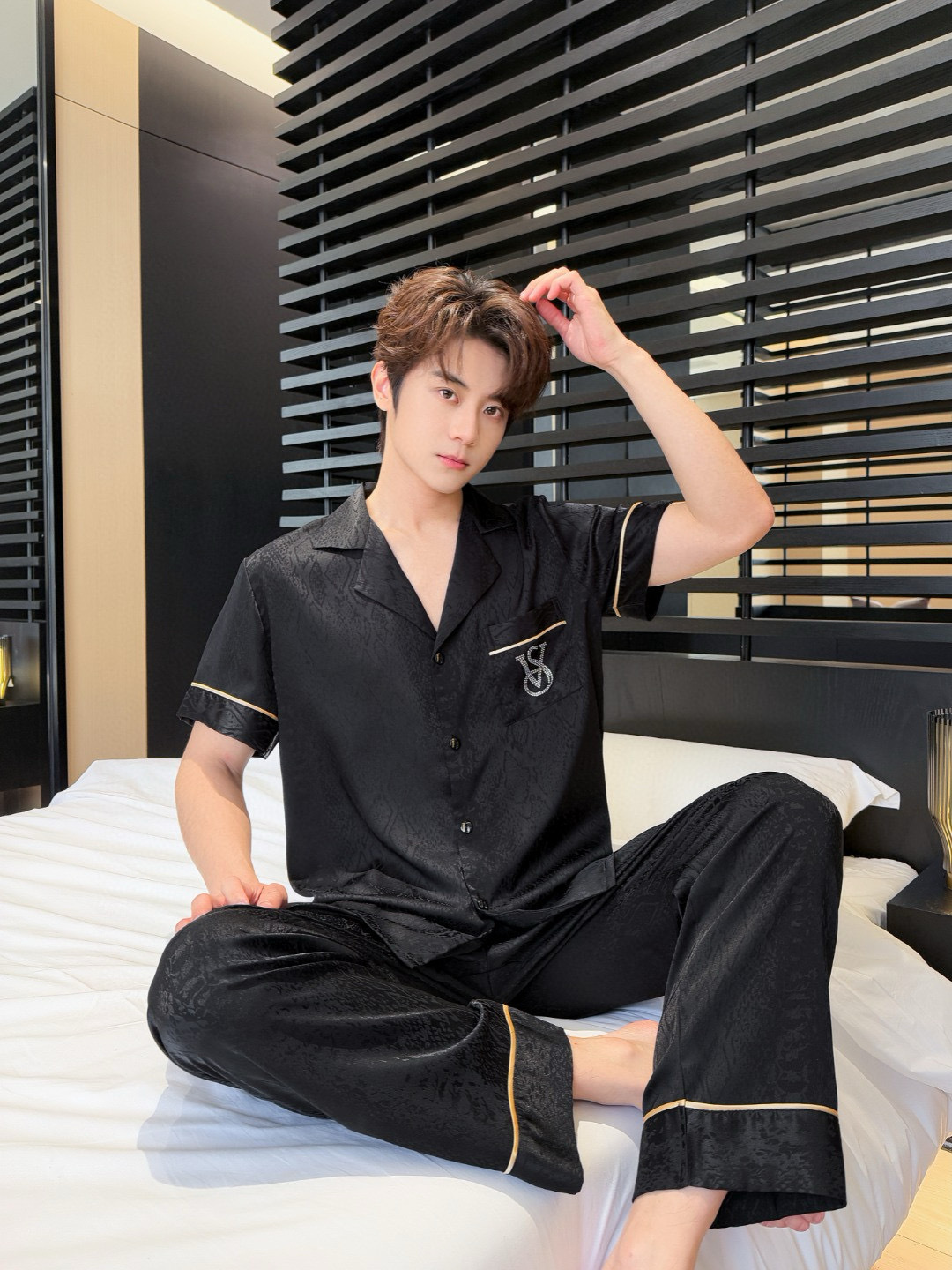 Short and long sleeve snake diamond v-men's black