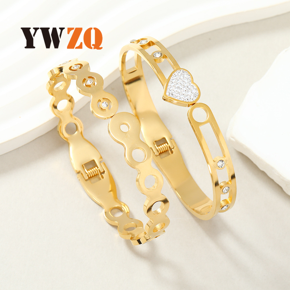 Pulsera de acero de titanio transfronteriza europea y americana Joker corte hueco corazón pulsera luz conjunto de lujo diamante pulsera de acero inoxidable joyería