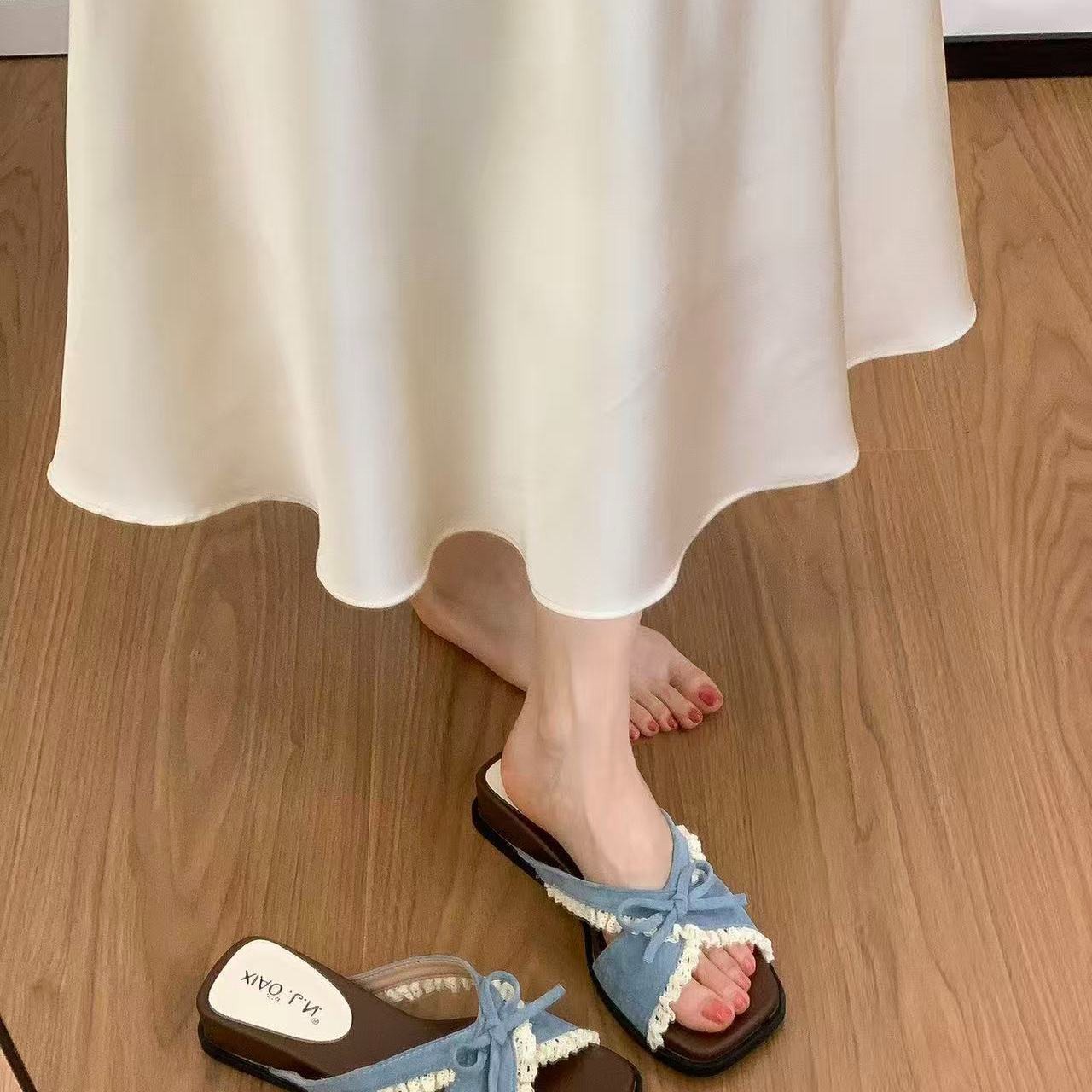 2026 primavera y verano nuevos productos estadounidenses cuadrados dedos elegante temperamento de alta sensación superficial boca cruzada zapatillas de arco image 3