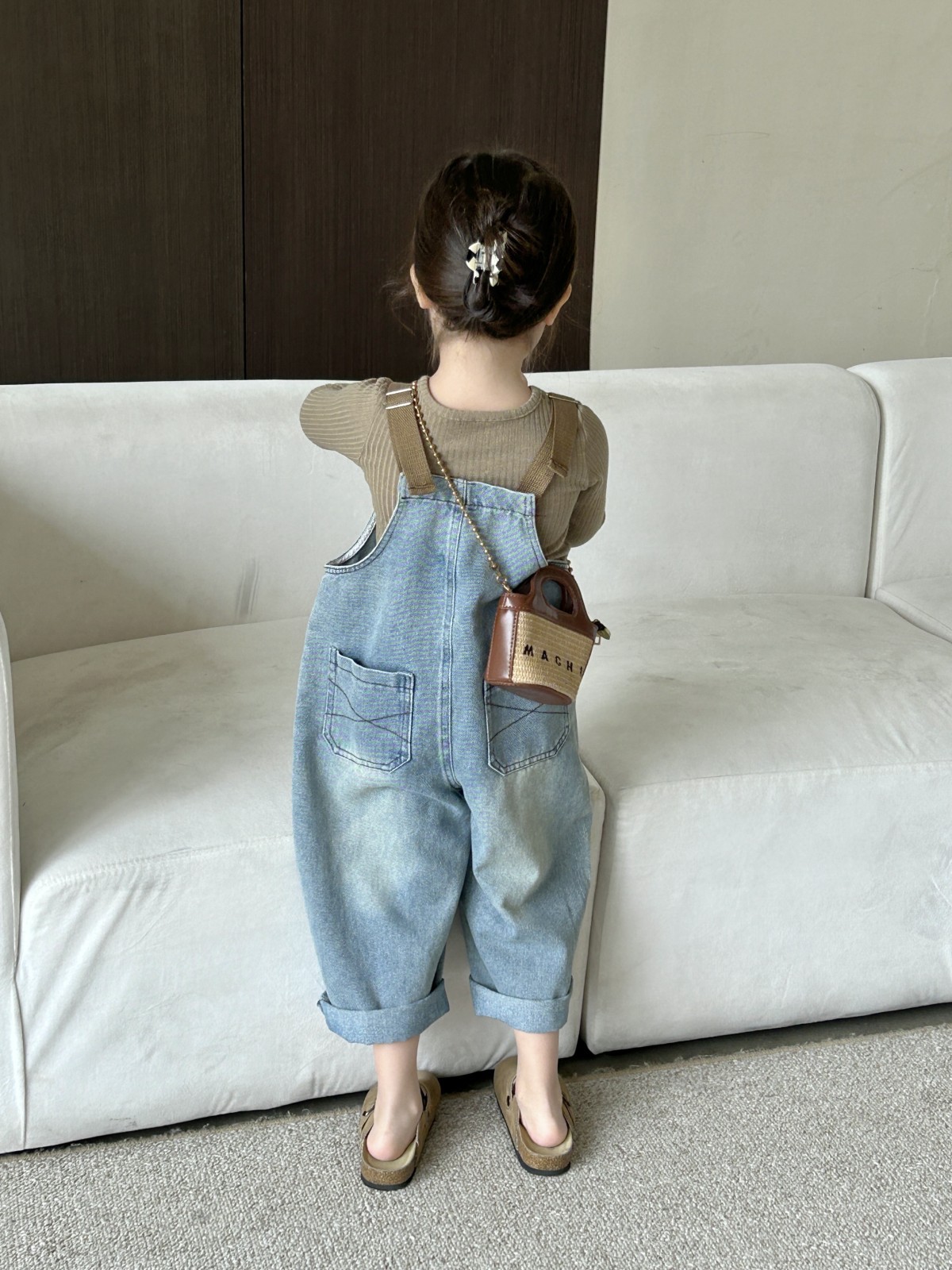 2024春の新しい女の子のズボンの薄い色のジーパンのゆったりしたファッションの女の子の背もたれのズボンの韓国版の子供服のファッション