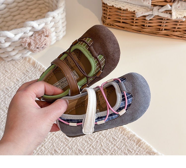 Sapatos de couro aos quadrados para menina versáteis e flexíveis_voghion.com