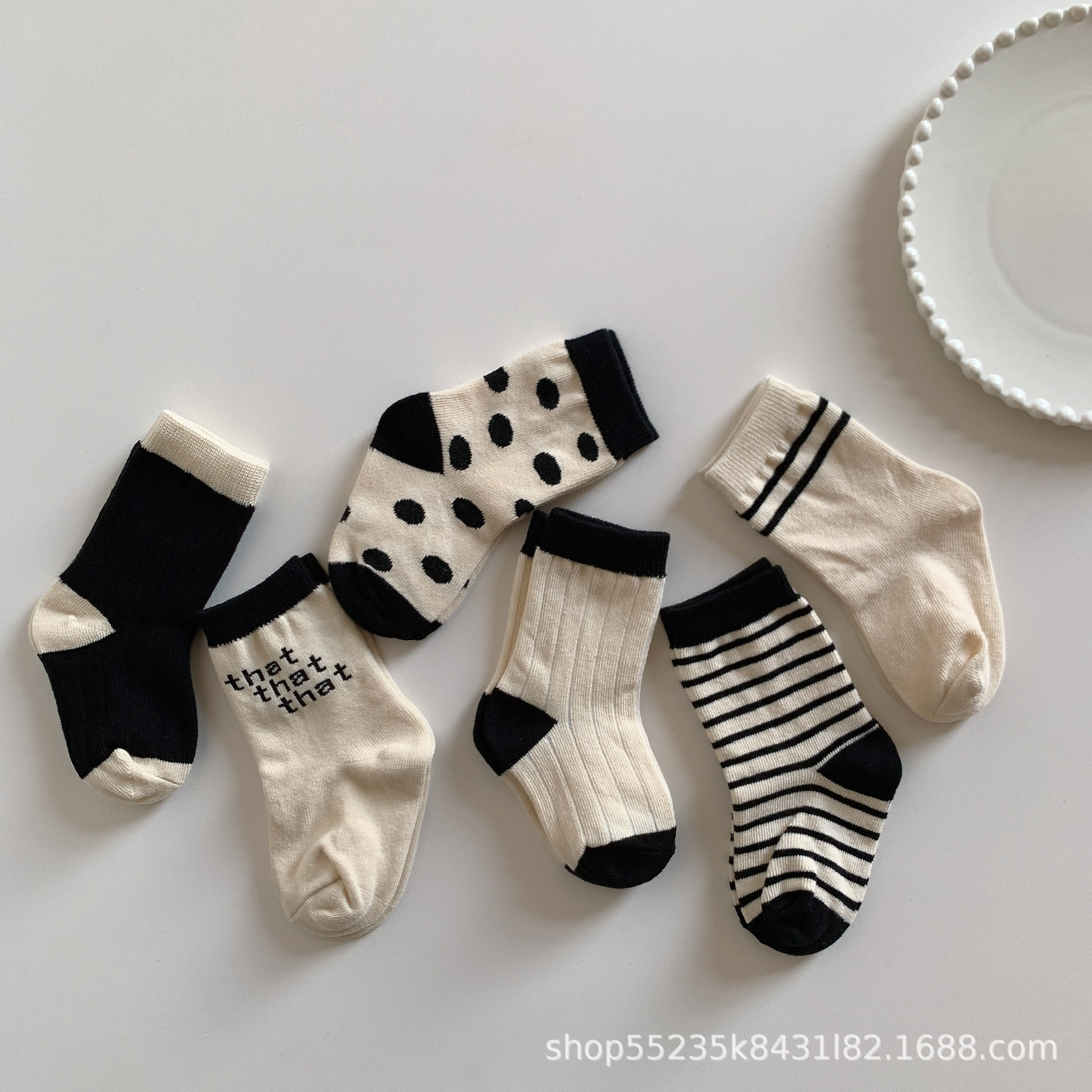 2023 nuevos calcetines de bebé calcetines de algodón de primavera y otoño engrosados calcetines de otoño e invierno para niños calcetines de moda versátiles calcetines de bebé a media pierna