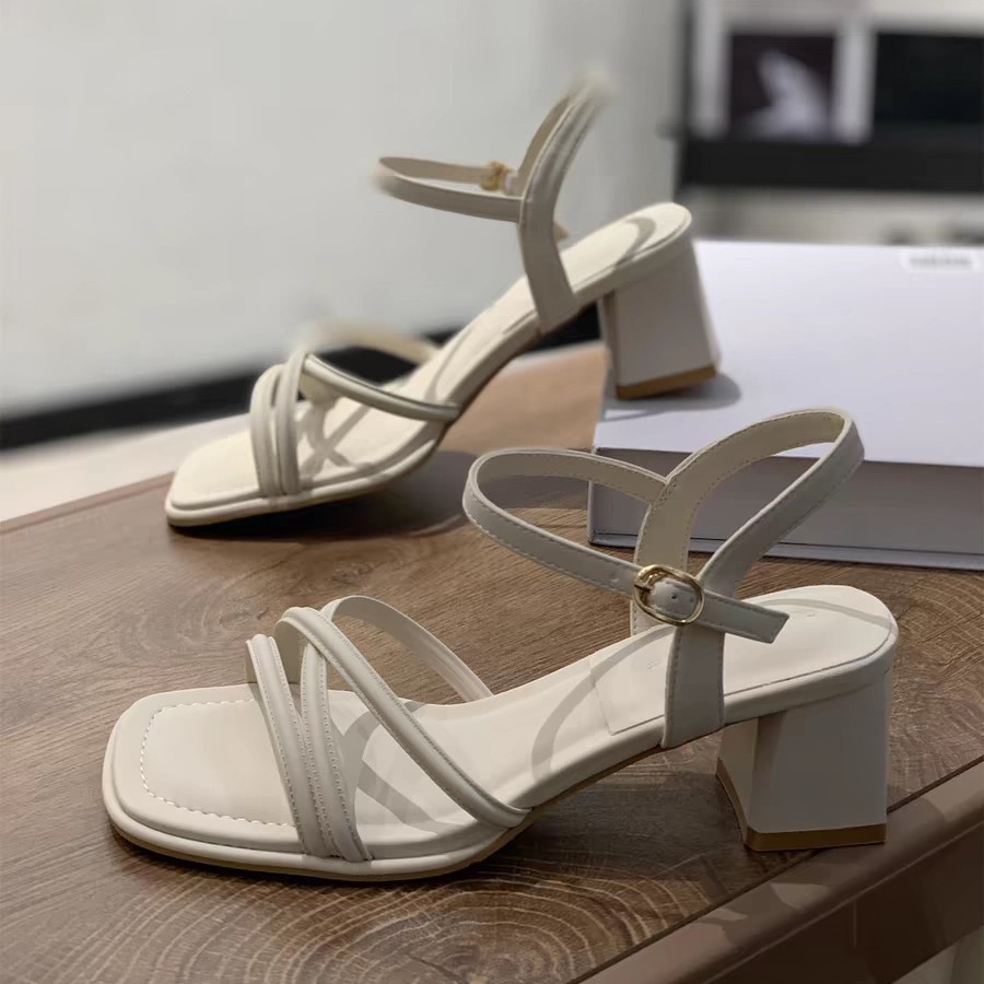 粗跟仙女风凉鞋女2024夏季款时尚中跟一字扣带法式气质露趾高跟鞋