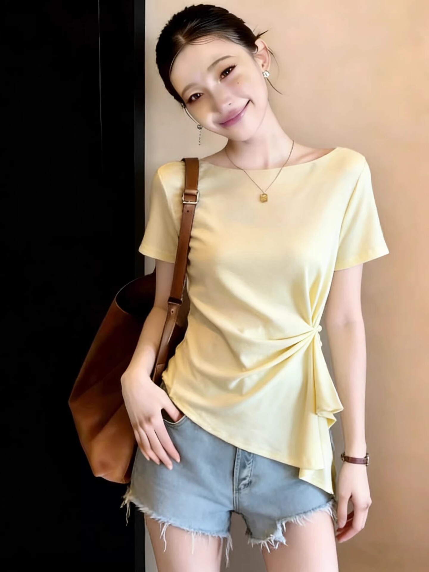 Áo thun nữ cổ yếm tay ngắn, phom rộng eo thắt, che bụng — màu đen