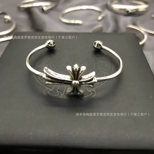 Small cross bracelet
