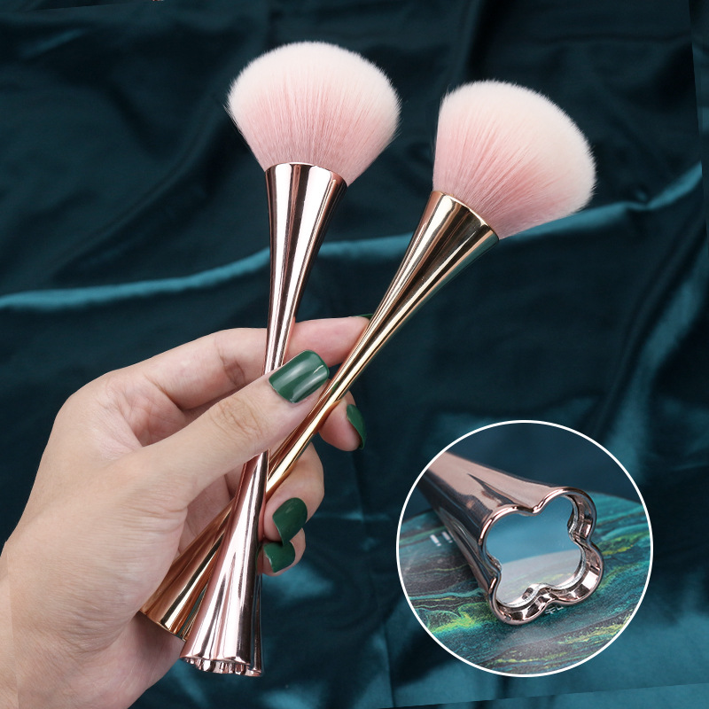 Nuevo trébol de cuatro hojas cepillo suelto solo rubor cepillo Rosa oro piel suave Internet celebridad belleza herramientas pequeña cintura maquillaje cepillo