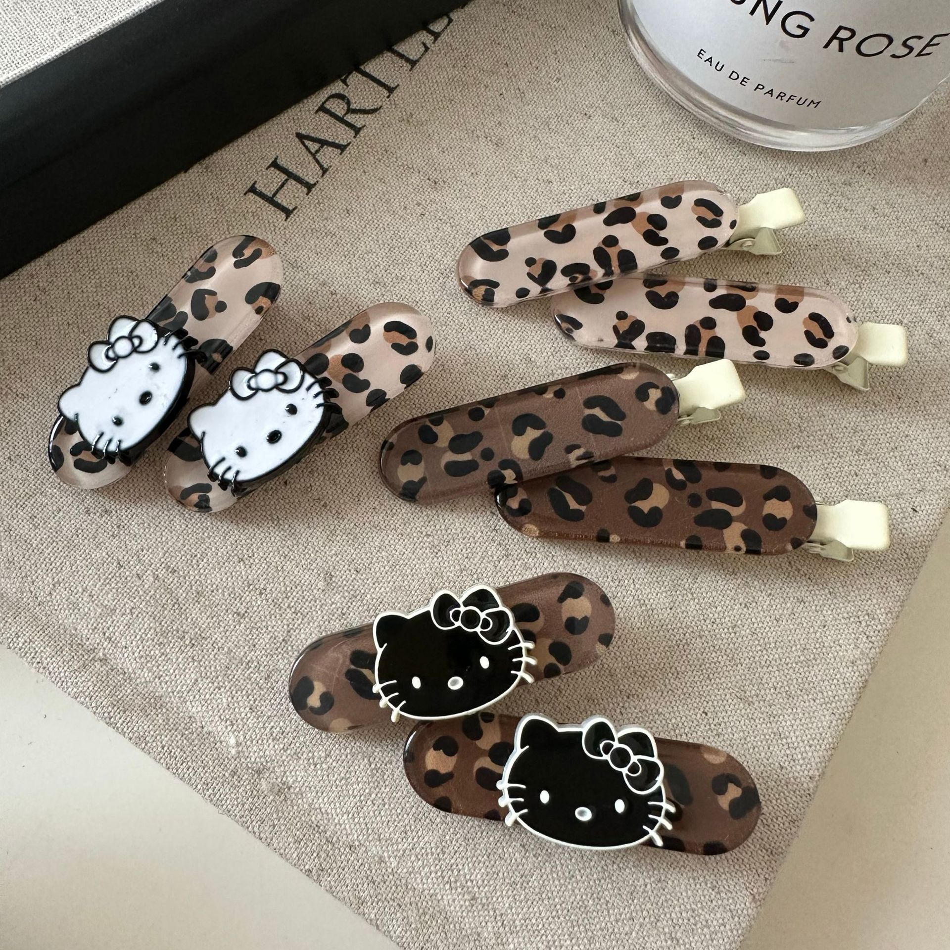 Retro hairgrip with bow
