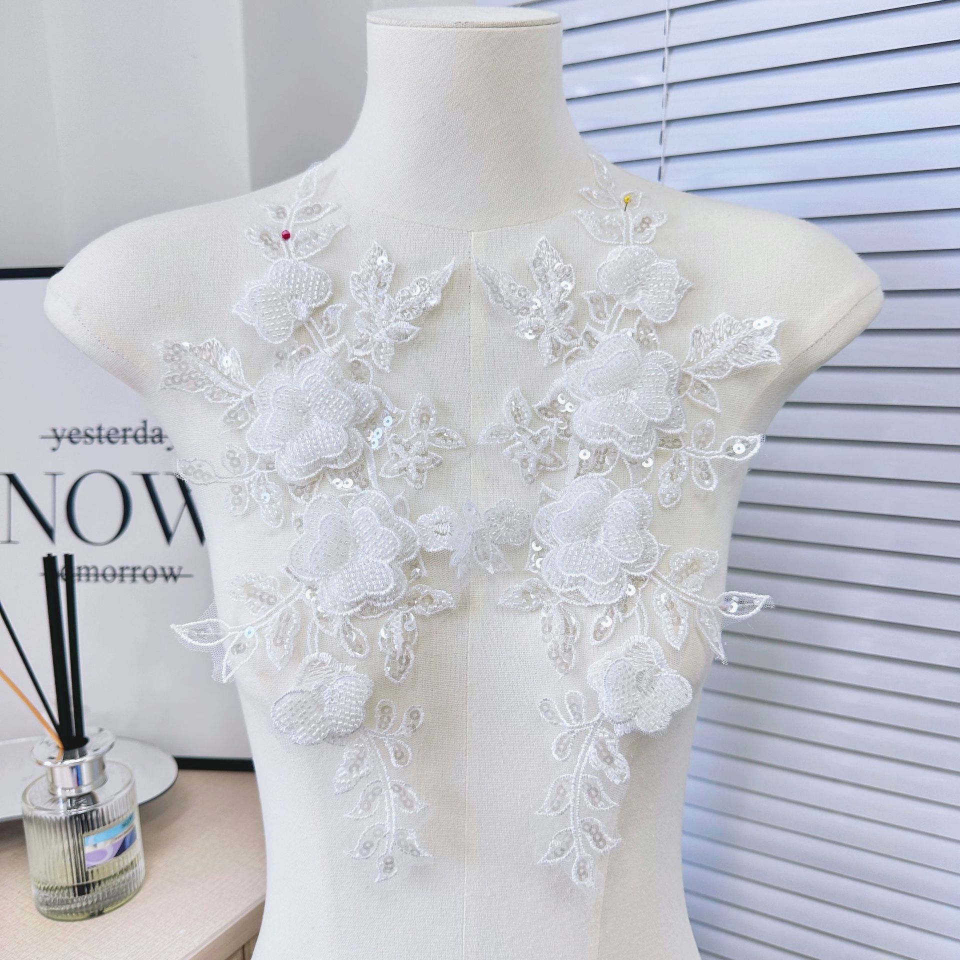 Luz de lujo de alta calidad flor lentejuelas bordado flor vestido de novia vestido decorativo flor DIY accesorios de la joyería al por mayor