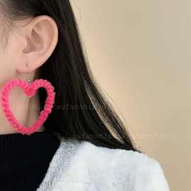 韩国小众甜酷爱心毛绒耳圈女秋冬时尚潮流耳饰品简约百搭耳环批发
