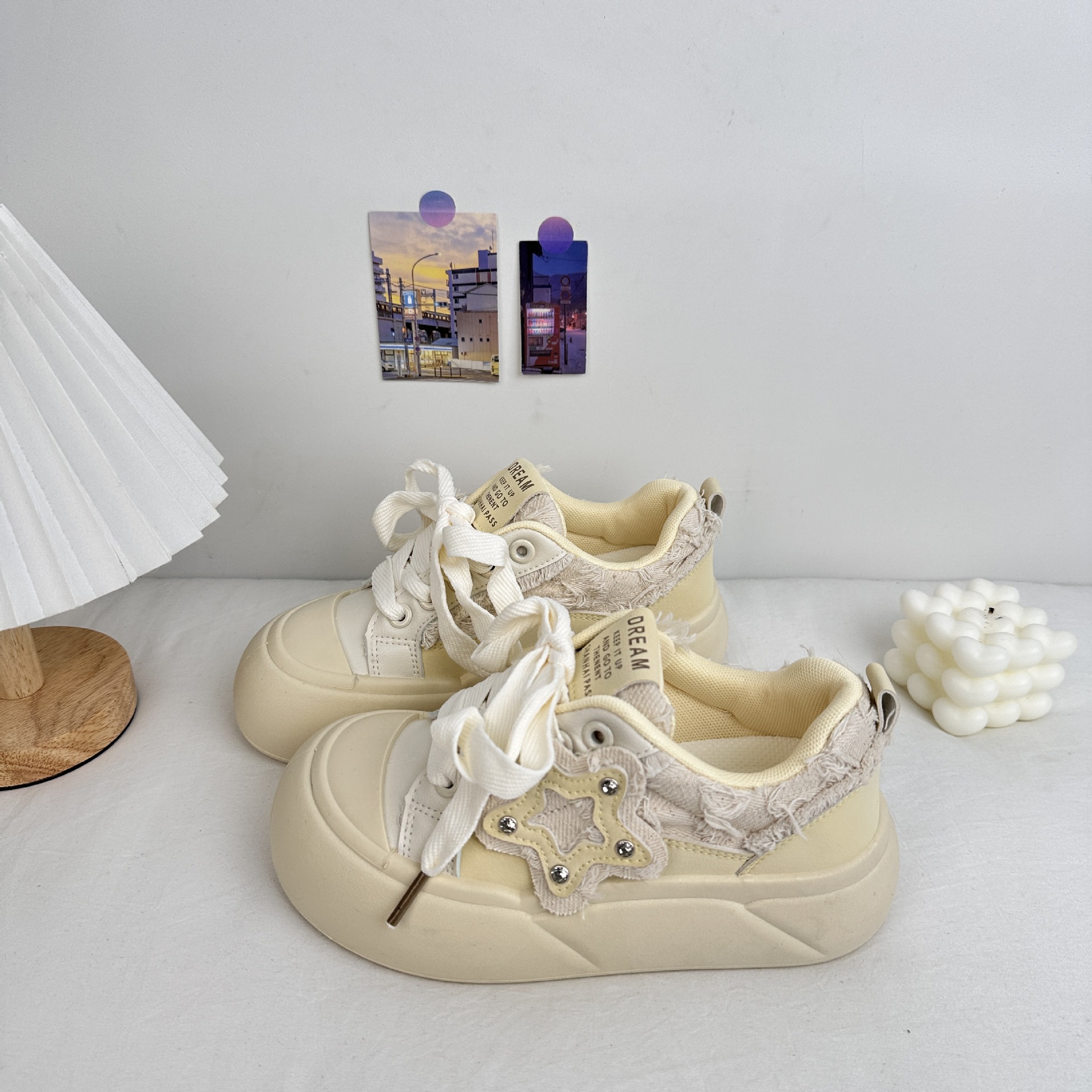 Yuanbo 2025 primavera nuevo estilo estudiante suela gruesa zapatos de tabla de cabeza grande zapatos de lona para mujer zapatos casuales de todo fósforo para el cabello