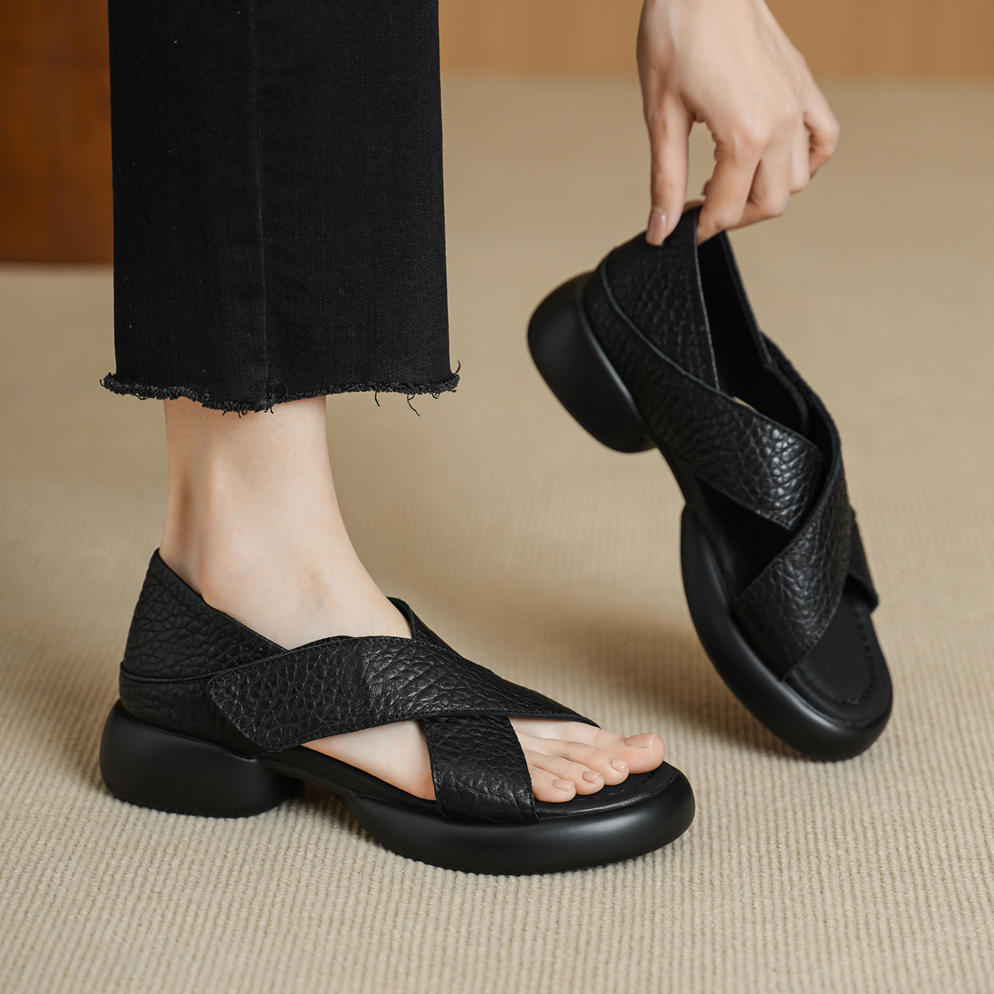 Sandal nữ hở mũi đế dày 4 cm da cừu quai ngang khóa — đen