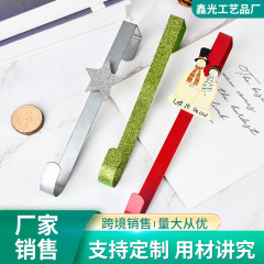 国境を越えて金属ストラップにクリスマスツリーの小さなストラップを飾る花輪花輪門にクリスマスフック装飾品をかける