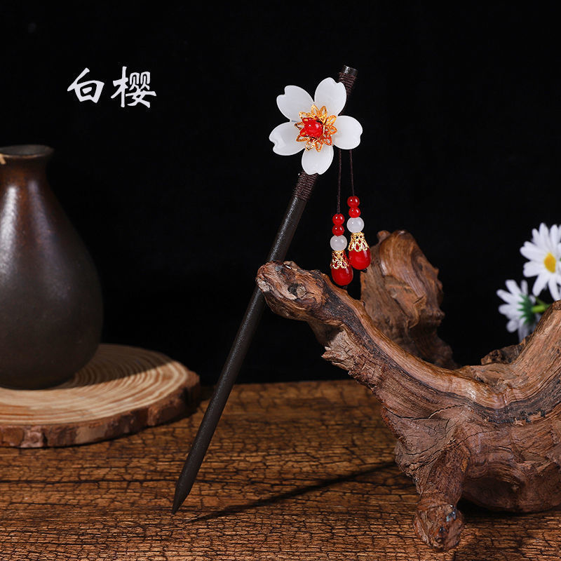 黒檀の木のかんざしのフリンジをまねて、かんざしの子供の古風な頭飾りをします。|undefined