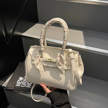 �߼������С����2025�¿�Ů�����б���ٴ�б����r�������K���