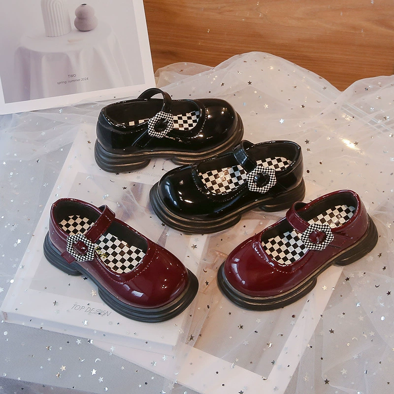 Новые летние детские туфли для выступлений 2024 года, нескользящие туфли принцессы на мягкой подошве для детей старшего и младшего возраста, модный британский стиль.