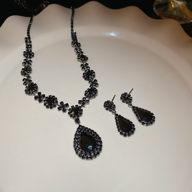 Medieval vintage gotas de agua collar de pendientes de flores de diamante ligero lujo nicho cadena clavícula de alta calidad conjunto de joyas