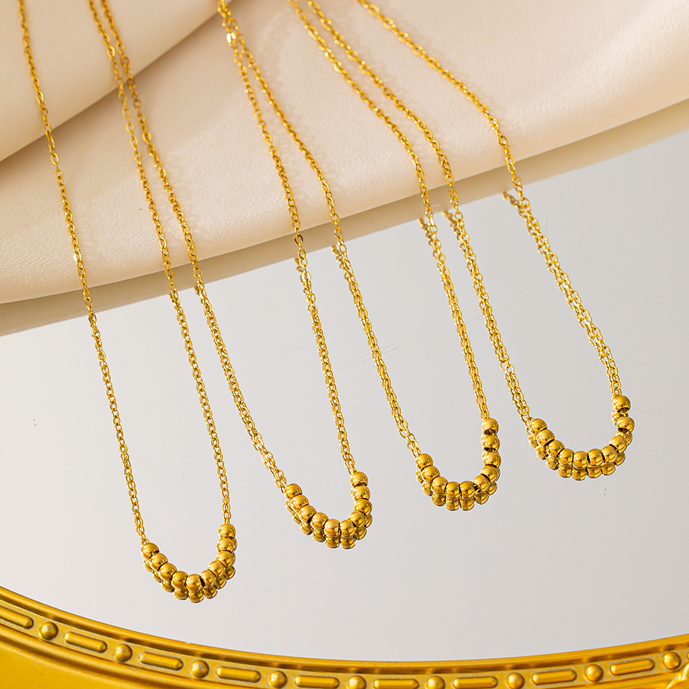 Collar de acero de titanio de perlas de oro perfectas para mujeres retro lujo ligero diseño de nicho nuevo estilo simple y versátil sensación de alta calidad