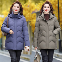 专柜连帽中年妈妈羽绒服女2024新款时尚气质阔太太保暖白鸭绒外套