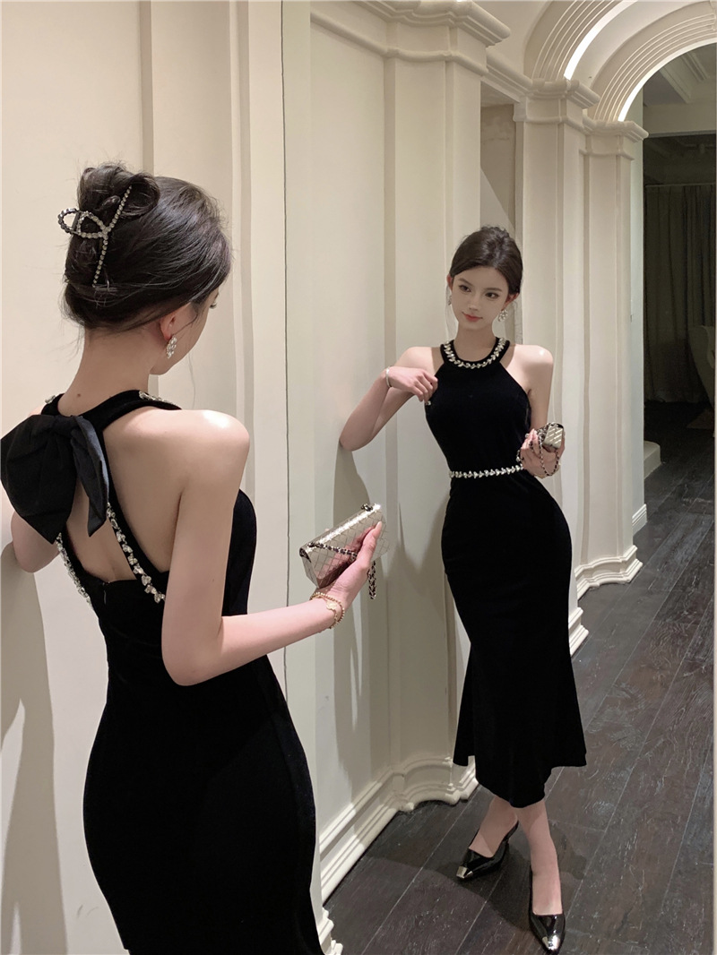 フランス式ヘボン風黒掛け首ベルベットワンピース女性高級セクシー露背誕生日ドレス魚尾長スカート