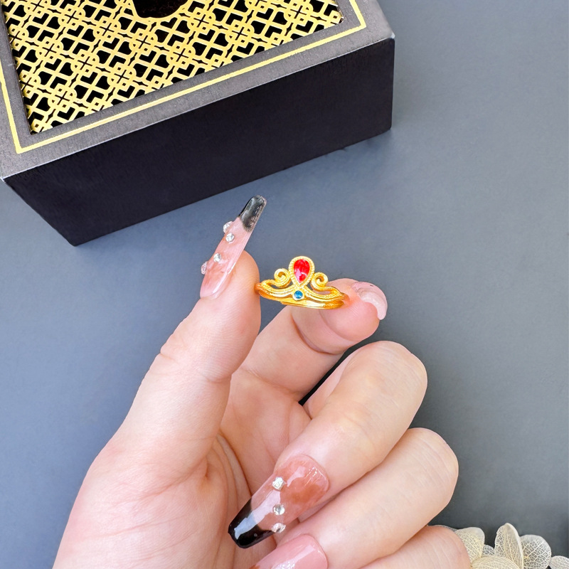 Anillo de corona de oro de lujo ligero de palacio de Vietnam no se desvanecerá durante mucho tiempo simple y versátil fuente de alta calidad al por mayor