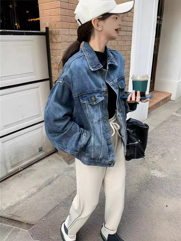 レトロなデニムのコートの女性は春と秋に合わせて小さい背がゆったりしています。|undefined